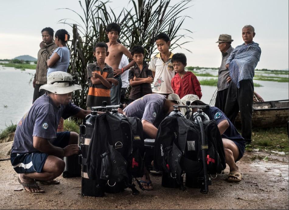 ‘Cambodia’s UXO salvage divers (4)’, Photographed by Charles Fox, Cambodia, ca. 2005-2012