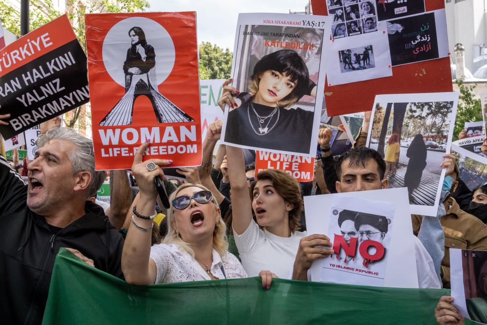 Iranian citizens living in Turkey protesting the killing of Mahsa Amini