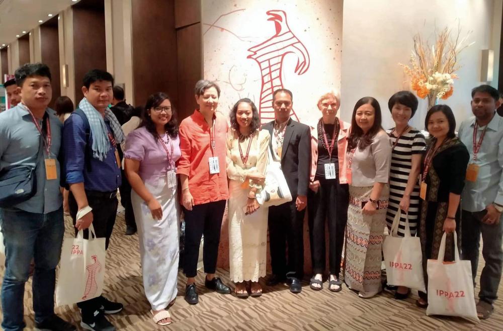 Figure 2. SOAS Alumni and Myanmar Archaeology Association (MAA) (l-r Phoeng Dara, Tho Thon, Pwint Phyu Maung, Heidi Tan, Theint Theint Aung, Soe Win Naing (MAA), E.Moore, Ohnmar Myo (MAA), Nguyen Thi Tu Anh, Sulatt Win and Naing Soe (MAA) at IPPA (Photo Kywaswar Oo, Panel 47)