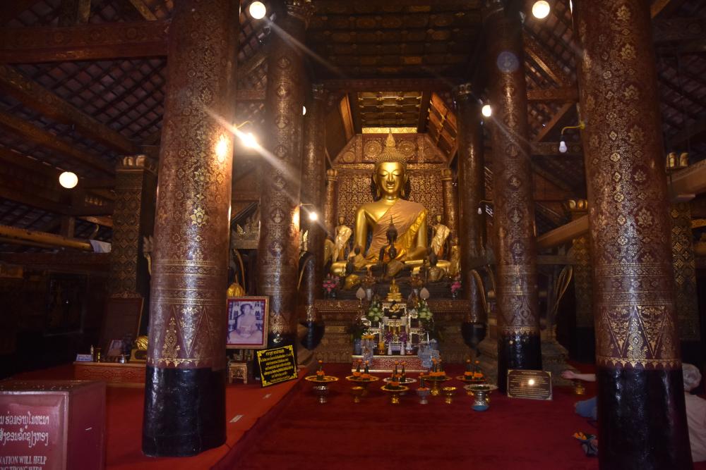 Figure 8. Post Conference comparing lacquer and images of the Buddha, Wat Xiengthong, Luang Prabang (Photo Theint Theint Aung, Alumni)