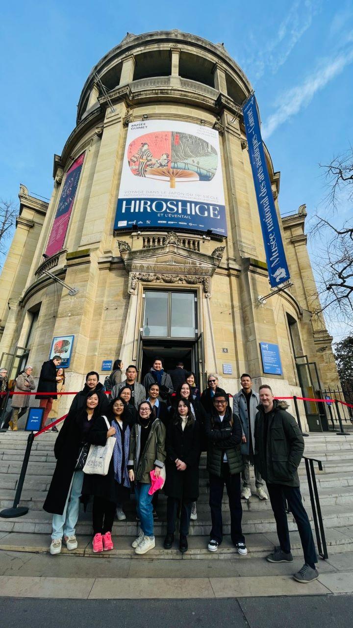 Group photo in front of the Guimet – Musée guimet before the gallery tour