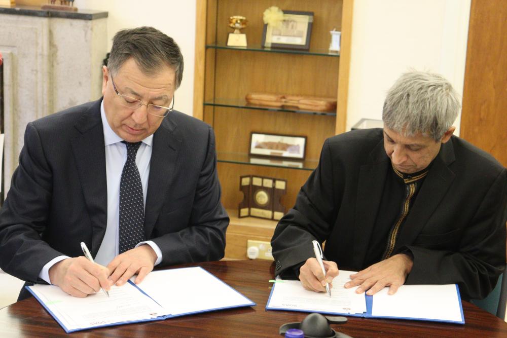 Director Adam Habib (right) and Professor Zhanseit Tuimebayevmet (left) signing the MoU