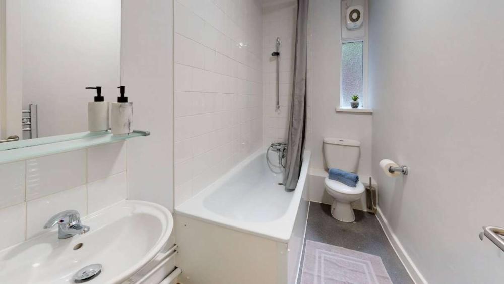 Handel Mansions shared bathroom