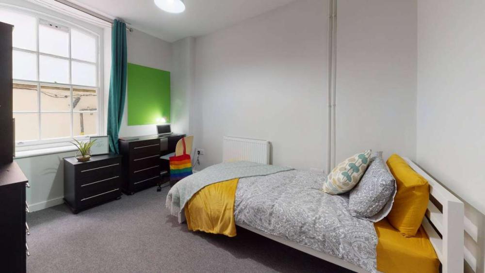 Handel Mansions small single shared bathroom