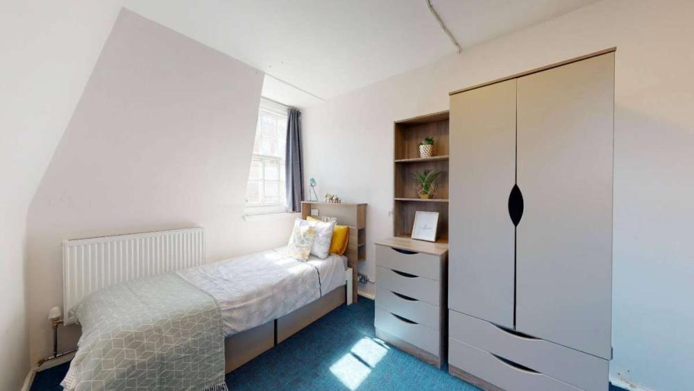 Nutford House large single shared bathroom 2