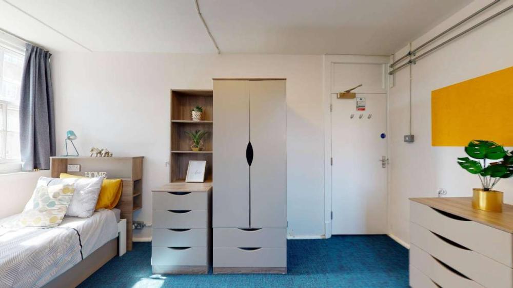 Nutford House large single shared bathroom 3