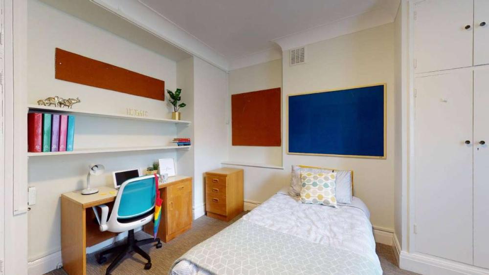 Nutford House large single shared bathroom