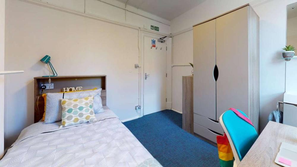 Nutford House single shared bathroom 2