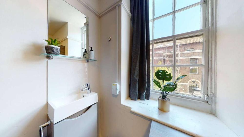 Nutford House single shared bathroom 3