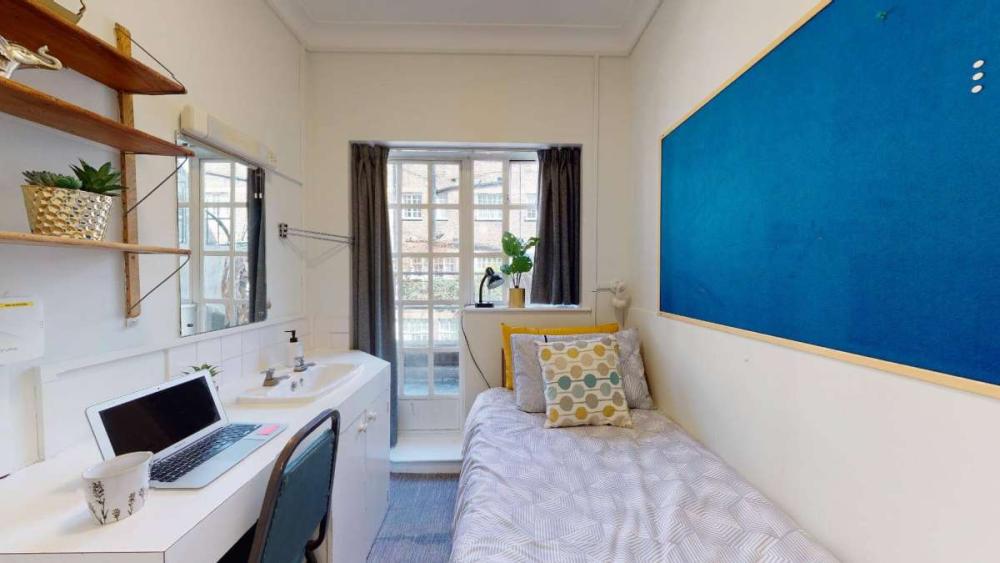 Nutford House small single shared bathroom annex