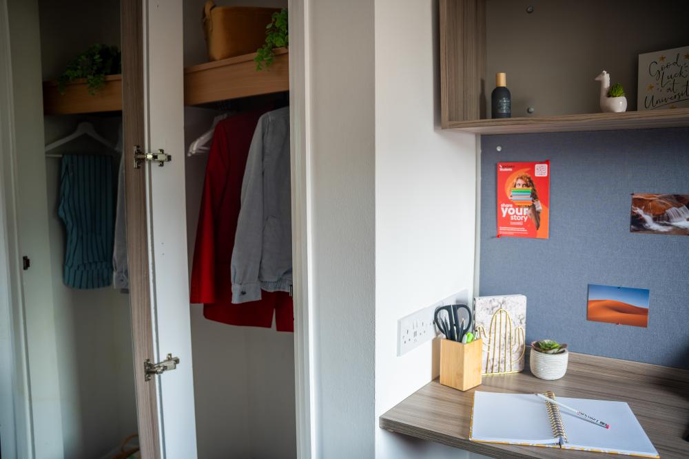 Paul Robeson ensuite 4.jpg