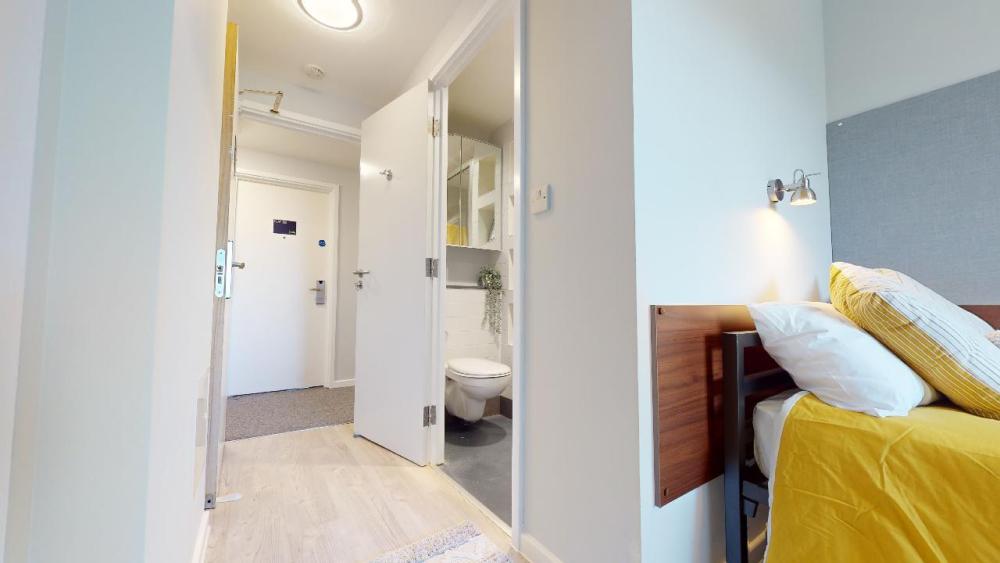 iQ-Student-Accommodation-Highbury-Bedrooms-Bronze_En_Suite_Plus(1).jpg