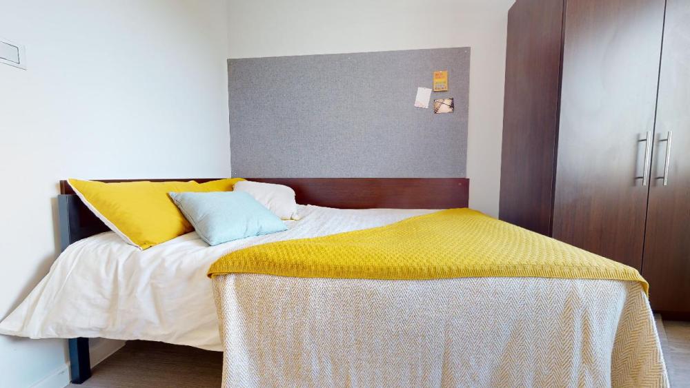 iQ-Student-Accommodation-Highbury-Bedrooms-Copper_En_Suite_Plus(2).jpg