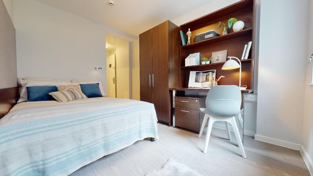 iQ-Student-Accommodation-Highbury-Bedrooms-Silver_En_Suite_Plus(6).jpg