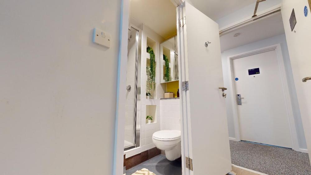 iQ-Student-Accommodation-Highbury-Bedrooms-Silver_En_Suite_Plus(8).jpg