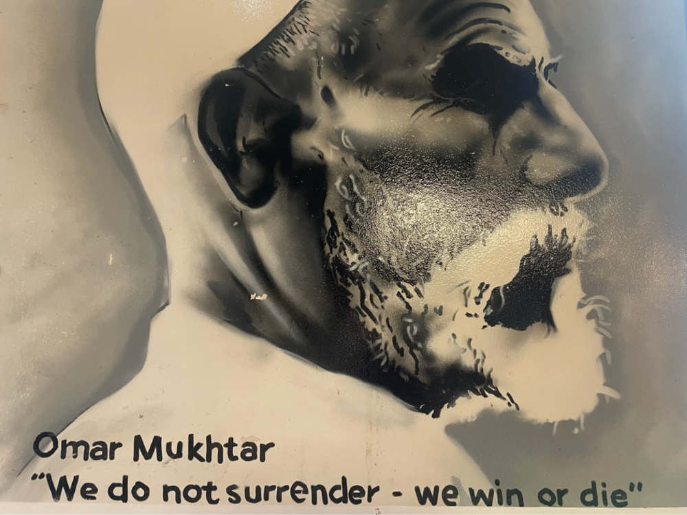 Mural of Omar al-Mukhtar with the quote "we do not surrender - we win or die".