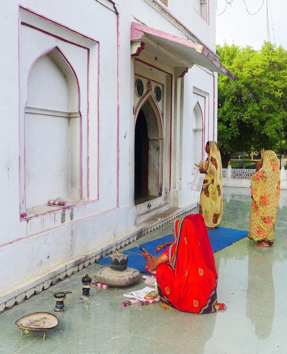 Local Hindu women making offerings and prayers at the Chunar Dargah