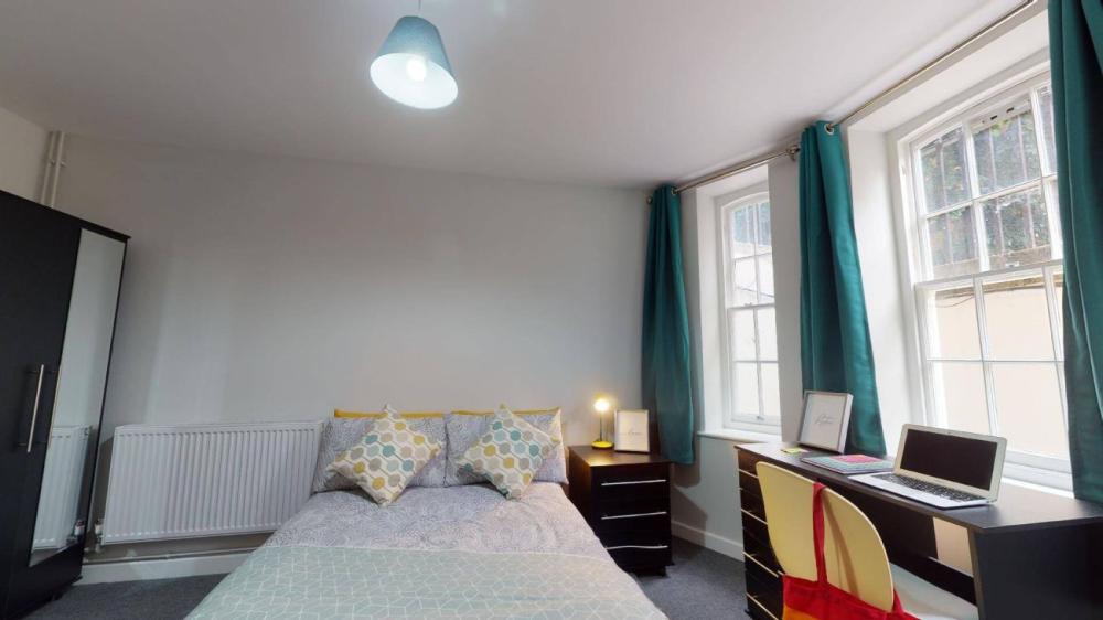 Handel Mansion Large single shared bathroom2