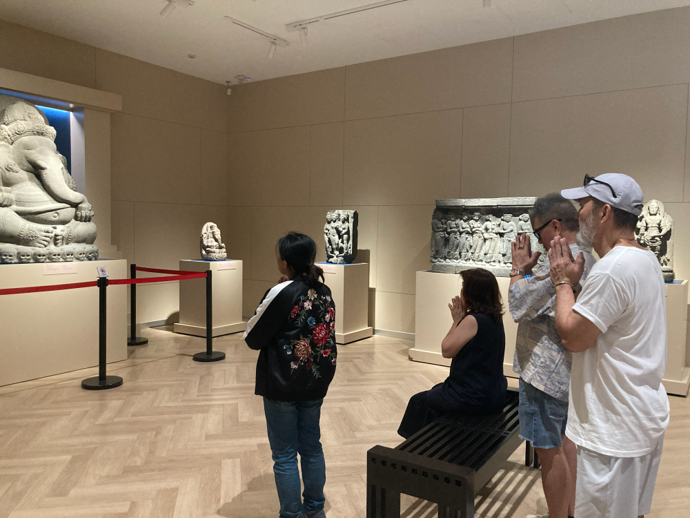 Visitors praying before the Ganesha statue, Bangkok National Museum, Courtesy of Mizuho Ikeda