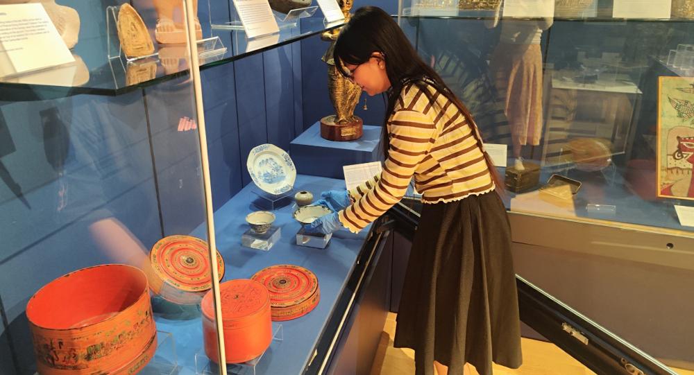 Yee Wai Than installing the Vietnamese blue-and-white ceramic exhibition in the Foyle Gallery, SOAS.
