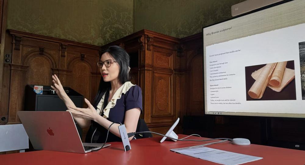 Lingnan Zeng presenting her work at the Rietberg Museum.