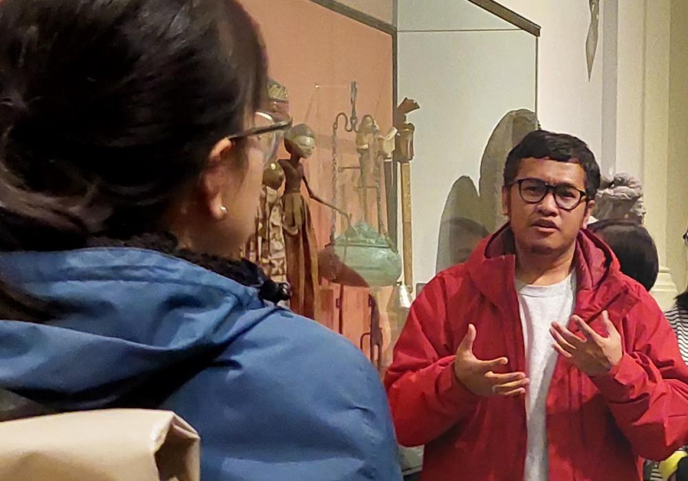 Panggah Ardiyansyah giving explanation on Indonesian objects at the V&A